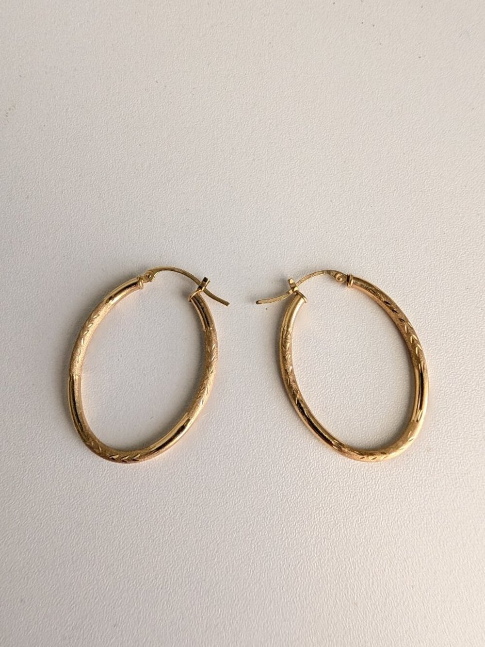 14K Yellow Gold Oval Hoop Earrings Diamond Cut Classic Medium Leightweight - Picture 3 of 10
